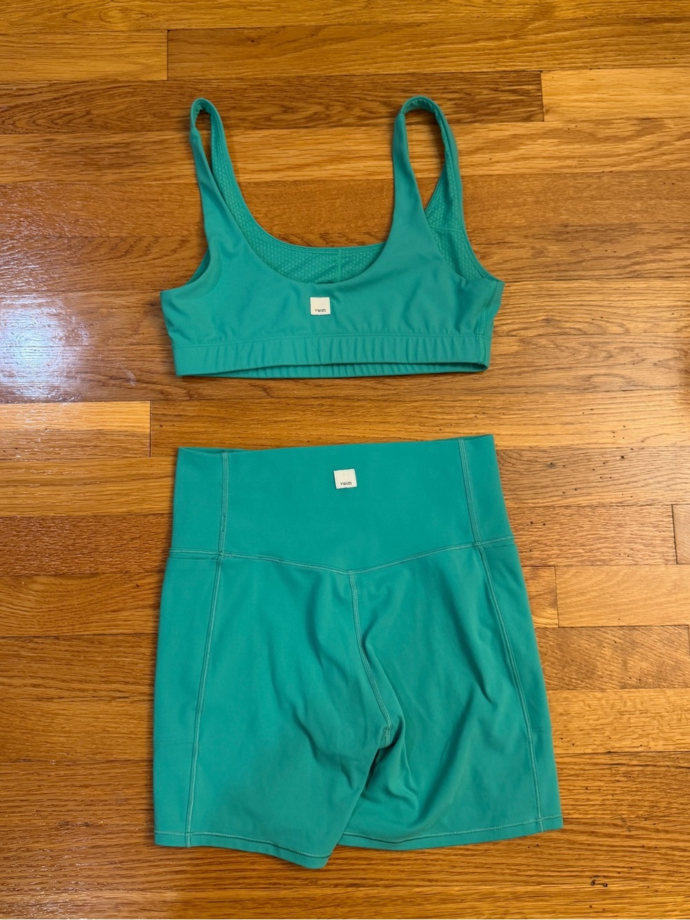 Vuori SET Daily Bra and Studio Pocket Shorts in Bright Green - Size Small - Picture 5 of 6